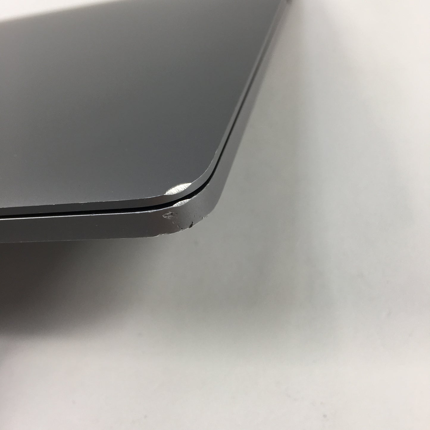 2020 Apple MacBook Pro 13.3" i5 2.0GHz 16GB RAM 1TB SSD Space gray A2251