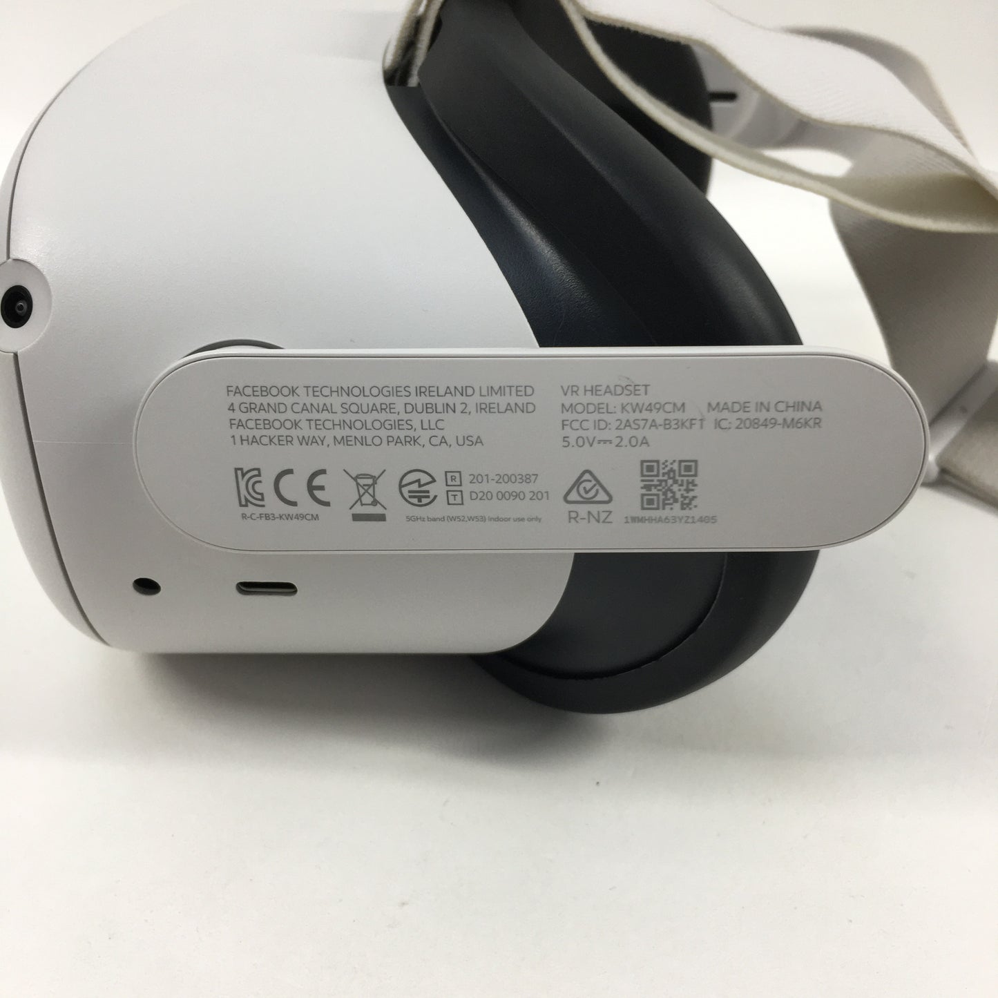 Oculus Quest 2 128GB Standalone All-in-One VR Headset KW49CM