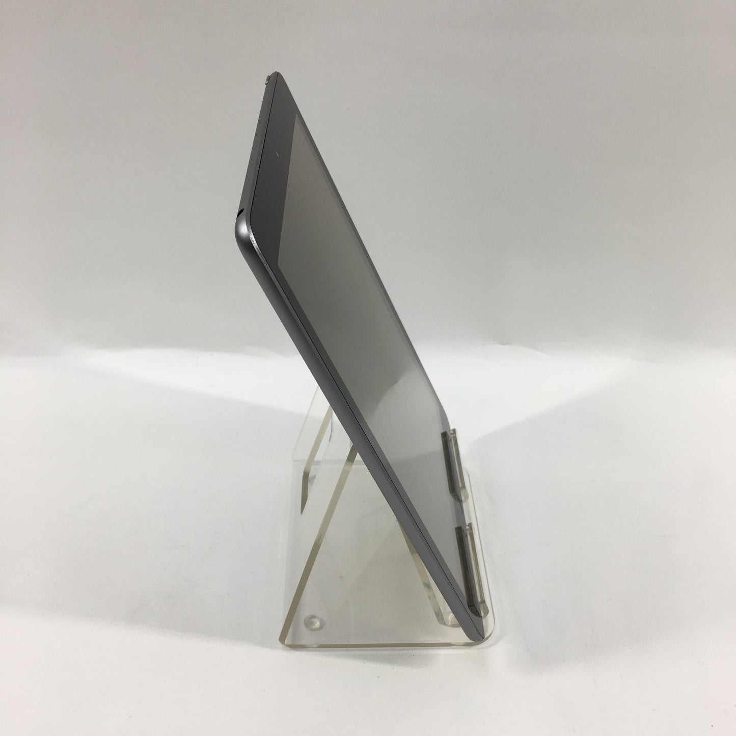 WiFi Only Apple iPad 6th Gen 32GB 17.7.1 Space gray MR7F2LL/A